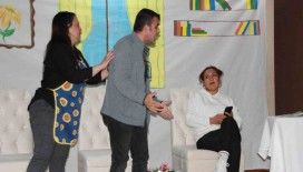 Öğretmenler tiyatro gösterisinde yer aldı
