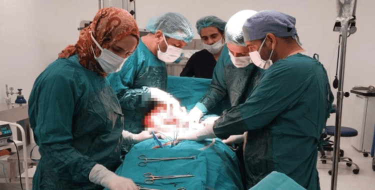 Diyarbakır'da 43 yaşındaki kadının karnından 35 santim boyutunda miyom çıkartıldı