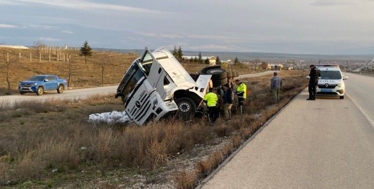 Konya’da gübre yüklü tır şarampole devrildi
