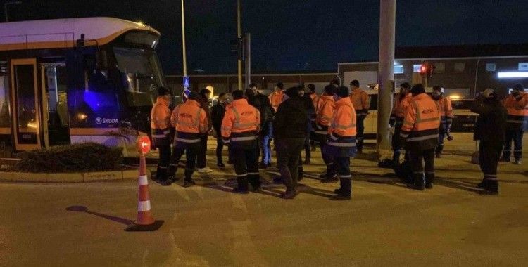 Eskişehir’de kamyon tramvaya çarptı: Seferler aksadı

