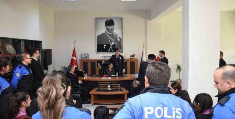 Emniyet Müdürü Baybaba koltuğunu kız öğrenciye devretti
