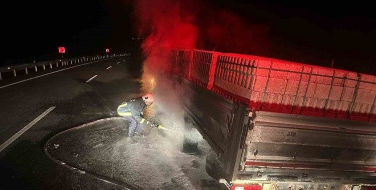 Akseki’de rampa inerken balataları yanan tır alev aldı
