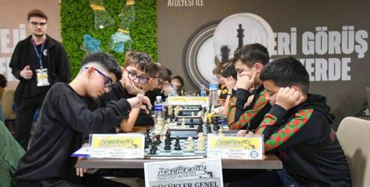Balıkesir’de 300 sporcu satranç müsabakalarında mücadele ediyor
