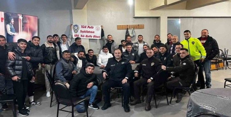 Sandalyeler havada uçuştu, kavga bir anda kutlamaya döndü
