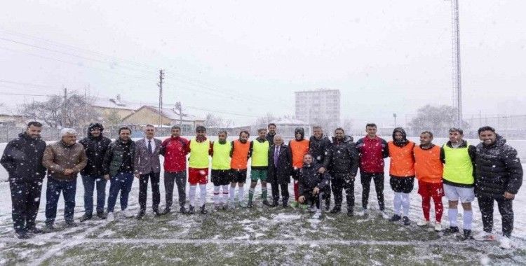 Büyükkılıç, Görme Engelliler B1 Futbol Milli Takımı’nın Kayseri Kampı’nı ziyaret etti

