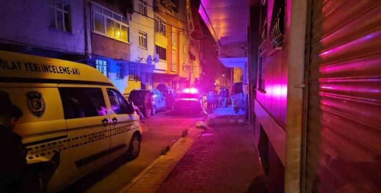 Küçükçekmece’de motosikletli iki kişi evi kurşunladı
