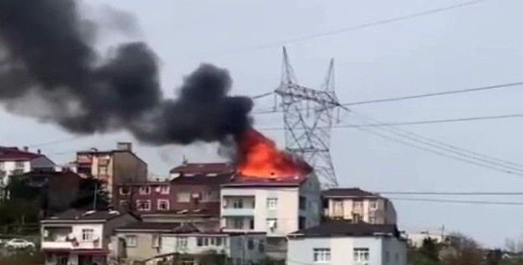 Başakşehir’de bulunan 4 katlı bir binanın çatı katında henüz bilinmeyen bir nedenle yangın çıktı. İtfaiye ekipleri yangına müdahale ediyor.
