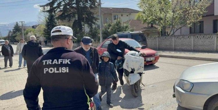 Otomobil ile çarpışan motosikletlinin taktığı kask hayatını kurtardı
