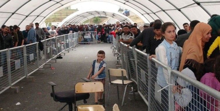 Bakan Yerlikaya açıkladı: 9 Aralık'tan bu yana 175 bin 512 Suriyeli ülkesine döndü