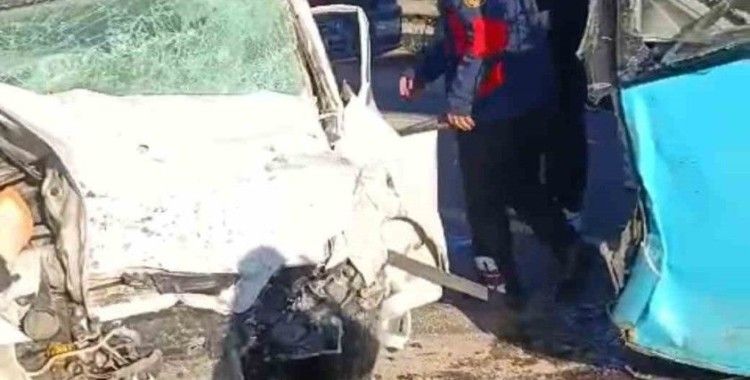Otomobil ile belediye otobüsü çarpıştı: 1 ölü, 4 yaralı
