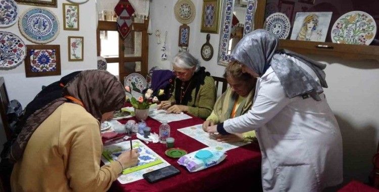 Çinicilik kursu sayesinde hem stres atıyorlar hem de aile bütçesine katkıda bulunuyorlar
