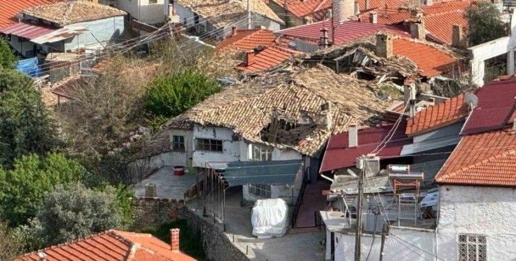 Buldan’da tarihi iki katlı ev çöktü
