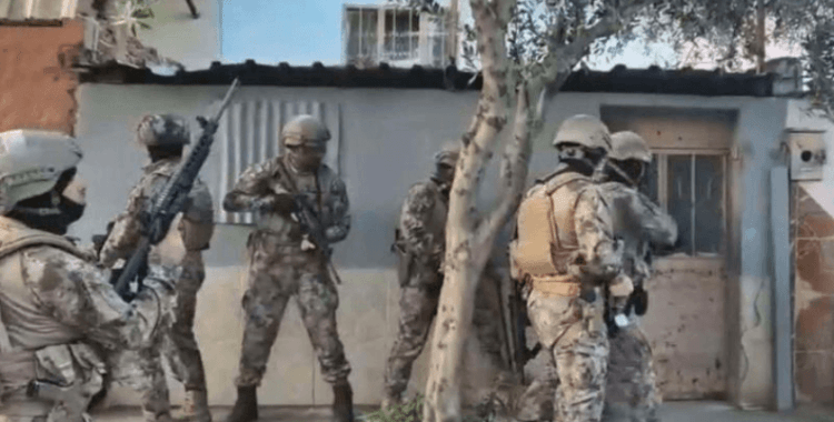 İzmir merkezli FETÖ operasyonu: 10 gözaltı