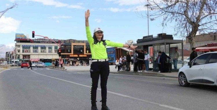 Erzincan trafiğine kadın eli değdi
