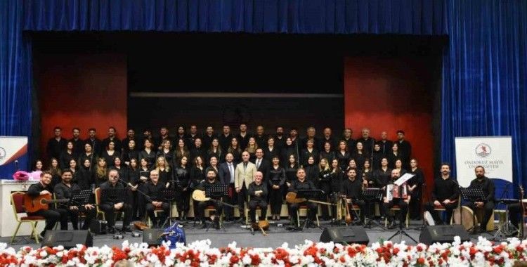 Akademisyenlerden sahne performansı
