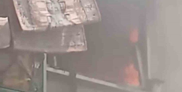 2 katlı bina alevlere teslim oldu
