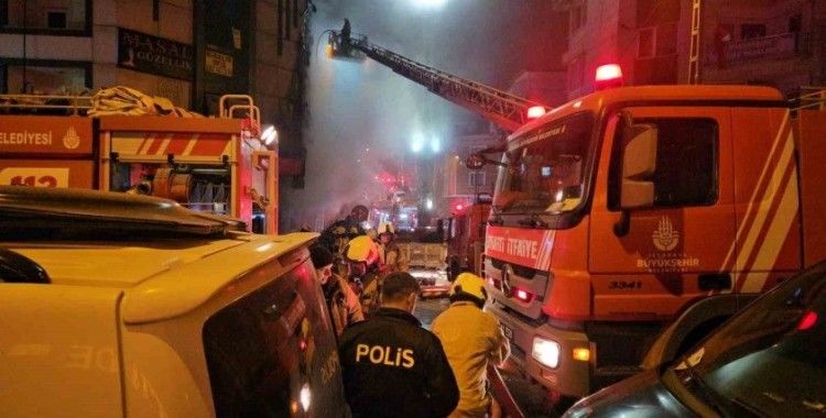 İş merkezinde başlayan yangın, yanındaki binalara ve araçlara sıçradı
