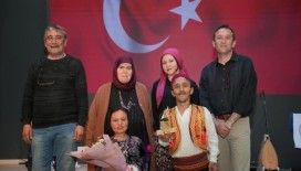 Gömeç’te engelli oyuncular minik kalplere tiyatro ile dokundu
