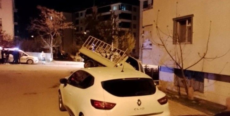 Elazığ’da pikap apartman bahçesine uçtu
