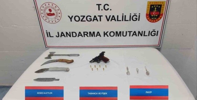 Şüpheli otomobilde tabanca ve balta ele geçirildi
