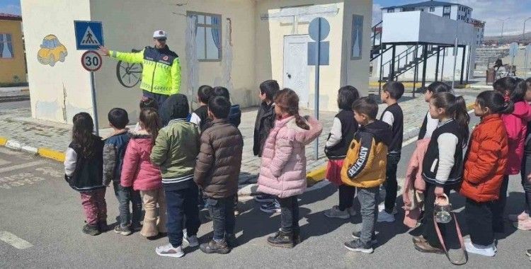 Kars’ta öğrencilere trafik eğitimi
