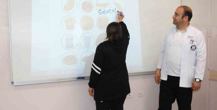 Kadınlar, yıllar sonra okuma-yazma öğrenmenin mutluluğunu yaşıyor
