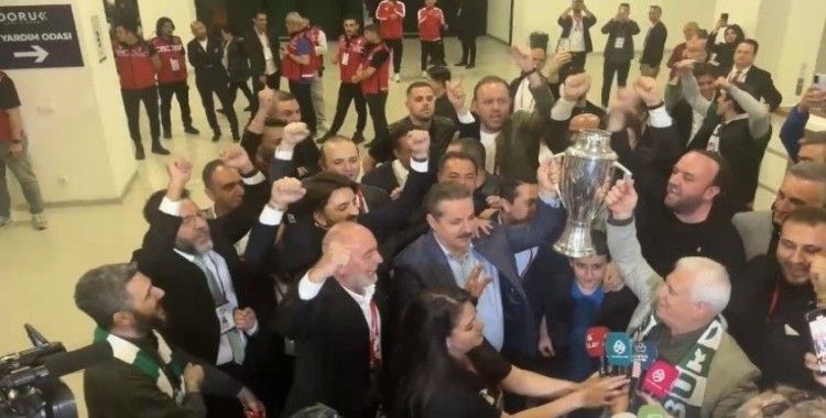 Faruk Çelik ve Mustafa Bozbey şampiyonluk kupasını birlikte kaldırdı
