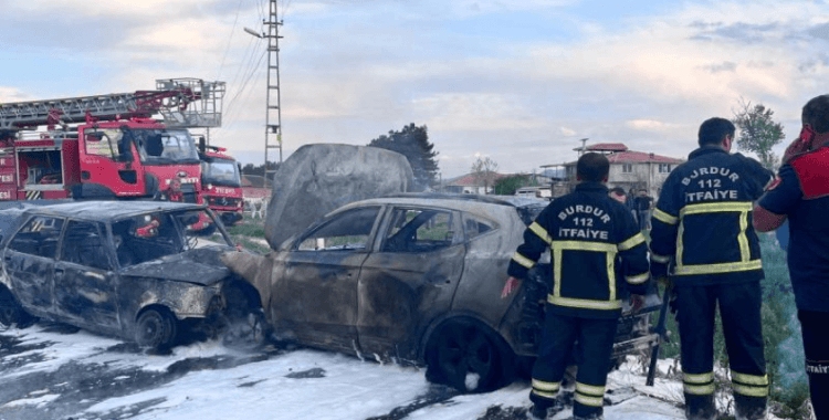 Burdur'da iki otomobilin çarpıştığı kazada 1 kişi öldü, 4 kişi yaralandı