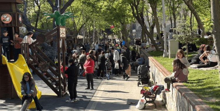 İstanbul'da okul bahçeleri, spor salonları ve camiler vatandaşların kullanımına açıldı