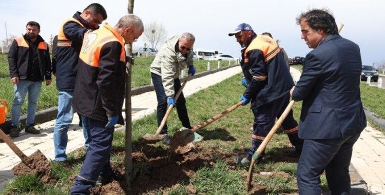 Minik meleklerin kalpli mezarlarına gül dikildi
