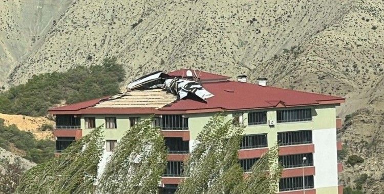 Tunceli’de etkili olan fırtına çatıları uçurdu
