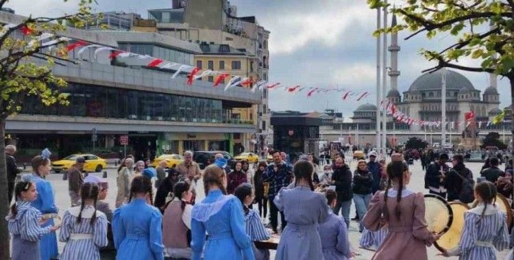 Deprem nedeniyle 23 Nisan etkinlikleri iptal edilen Tataristanlı çocuklardan Taksim’de sembolik gösteri
