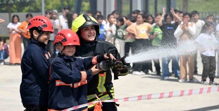 Mersin’de çocuklar bir günlüğüne itfaiyeci oldu

