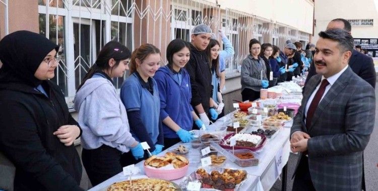 Lise öğrencileri kardeş okul için hayır panayırı düzenledi
