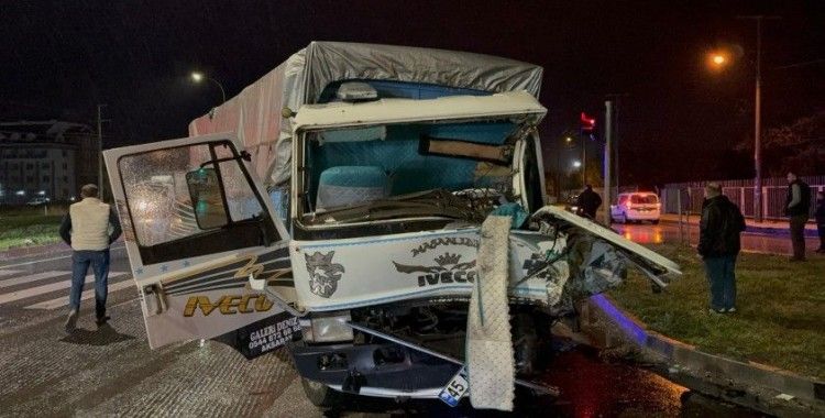 Tır ile kamyonun çarpıştığı kazada 2 kişi yaralandı