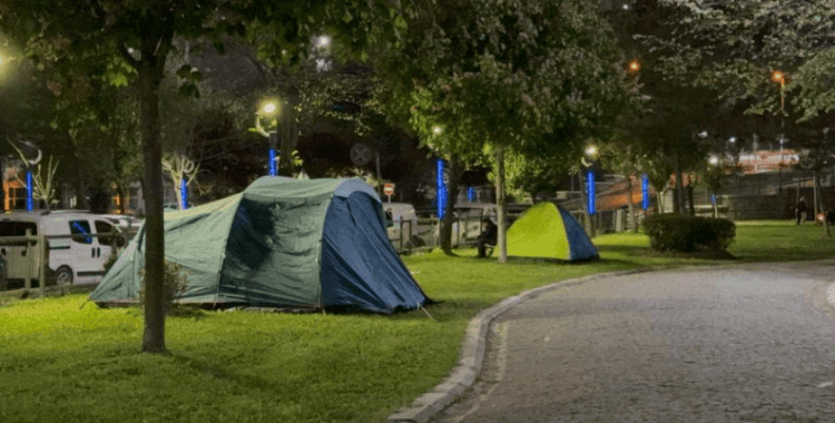 İstanbul'da bazı vatandaşlar bu geceyi de dışarıda geçiriyor