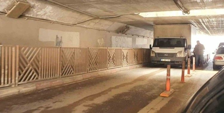 Kamyonet alt geçide sıkıştı
