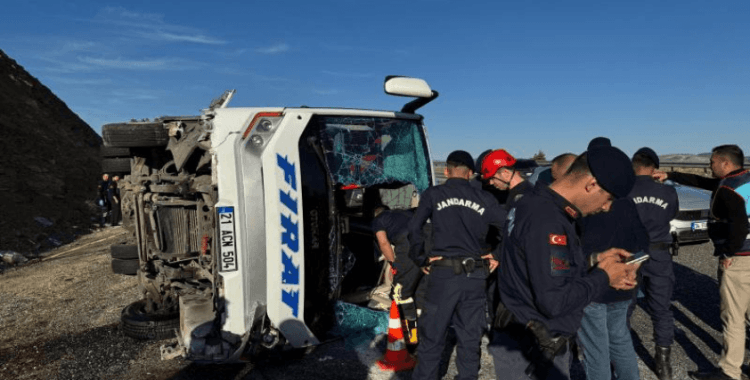 Elazığ'da midibüs devrildi: 22 yaralı