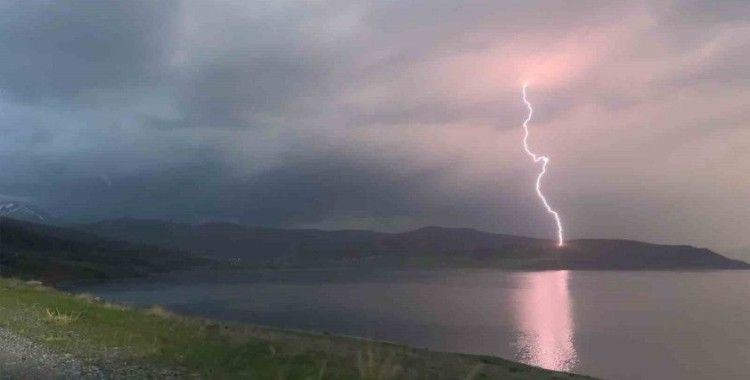 Van Gölü üzerinde çakan şimşekler hem korkuttu hem de görsel şölen oluşturdu
