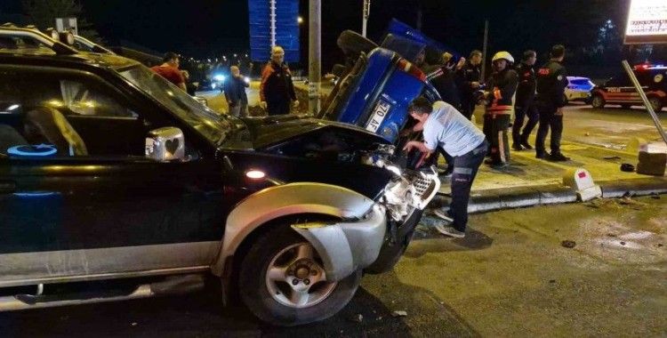 Kamyonetle otomobil çarpıştı, araçlarda sıkışanları itfaiye kurtardı: 3 yaralı
