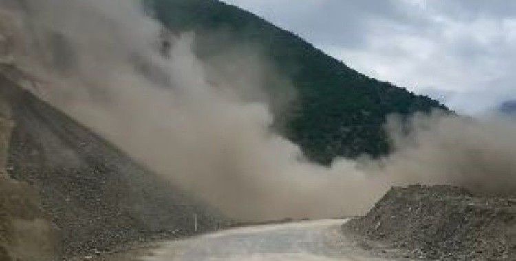 Artvin-Şavşat Karayolu’nda heyelan anı kamerada
