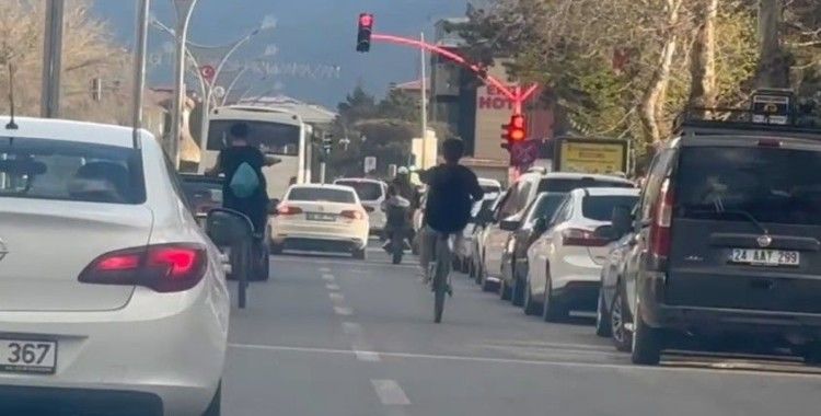 Bisikletle tek teker üzerine giden gençler trafiği tehlikeye düşürüyor
