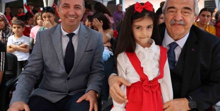 Abdulkadir Konukoğlu mezun olduğu ilkokulda
