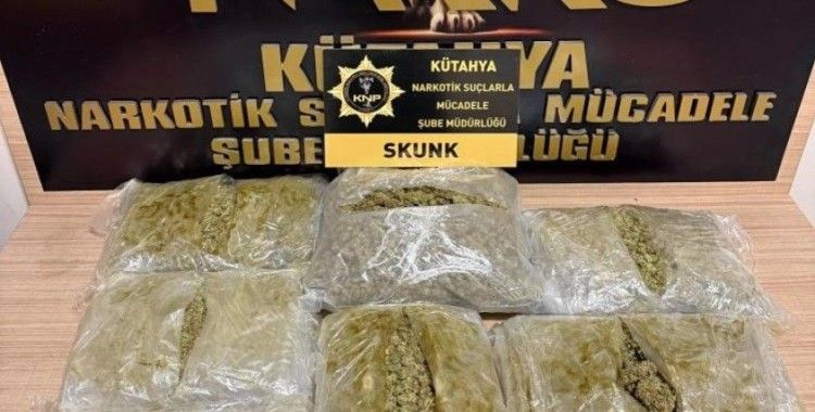 Kütahya’da aracında 3 kilo uyuşturucu ele geçirilen şüpheli tutuklandı
