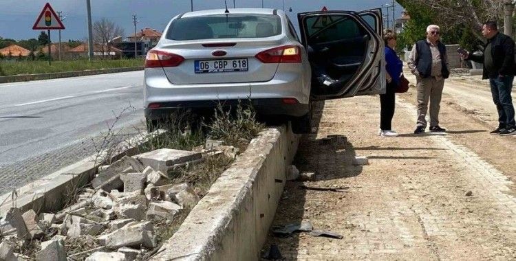 Refüje çıkan otomobildeki 3 kişi kazadan sıyrık almadan kurtuldu
