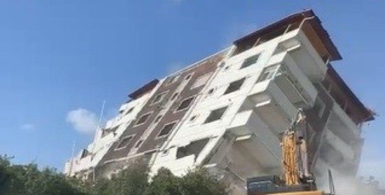 7 katlı bina yerle bir oldu
