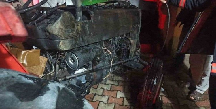 Malatya’da park halinde alev alan traktör kullanılamaz hale geldi
