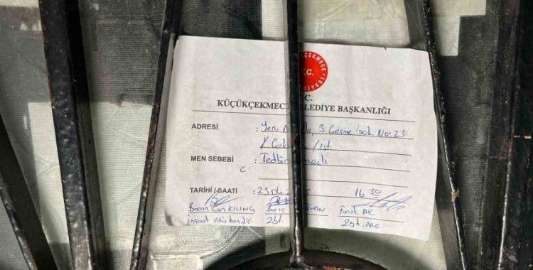 6.2 büyüklüğündeki deprem sonrası "riskli" olduğu değerlendirilen bina tahliye edildi
