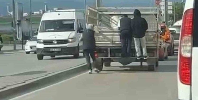Kamyonetin arkasına tutunarak seyahat ettiler
