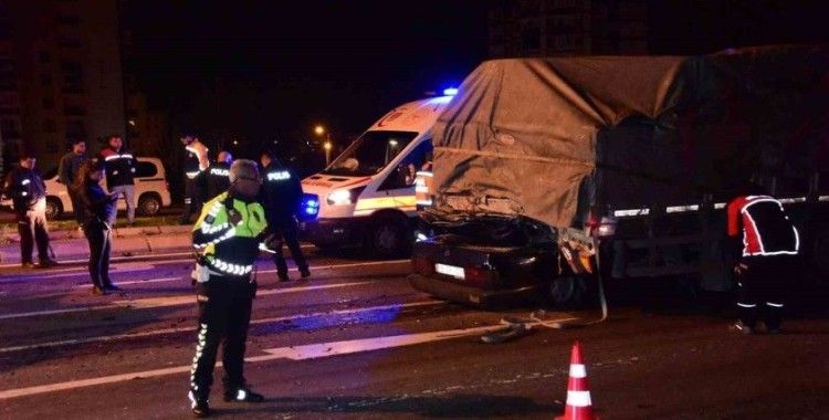 Kayseri’de Fiat Tofaş marka araç tırın altına girdi, kağıt gibi ezildi: 1 ölü
